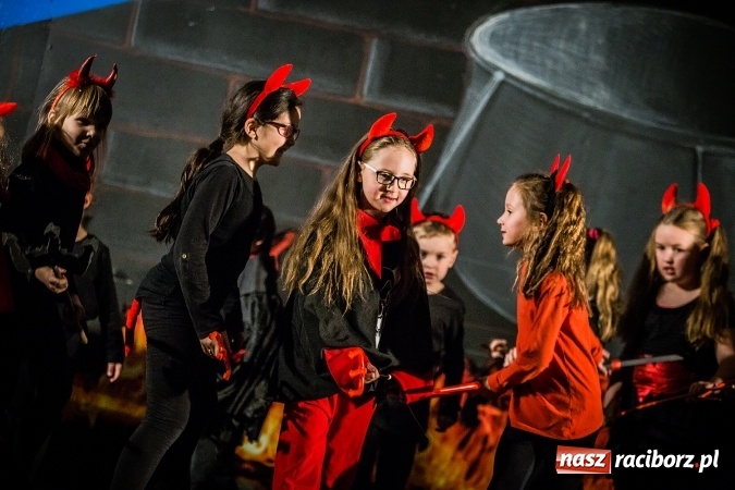 Zdjęcie w galerii na portalu naszraciborz.pl: Radosna Nowina, czyli jasełka i jarmark świąteczny w SP1 wiadomości z regionu