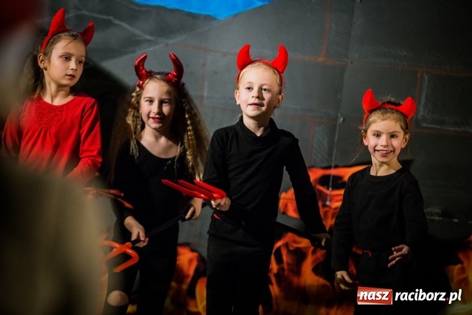 Zdjęcie w galerii na portalu naszraciborz.pl: Radosna Nowina, czyli jasełka i jarmark świąteczny w SP1 wiadomości z regionu