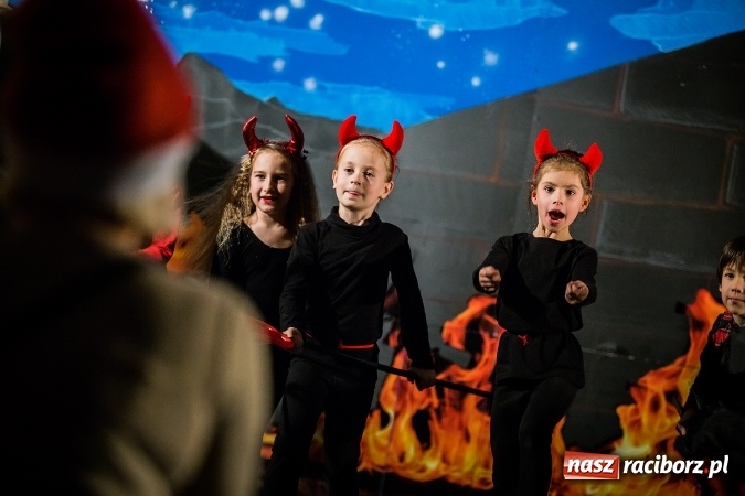 Zdjęcie w galerii na portalu naszraciborz.pl: Radosna Nowina, czyli jasełka i jarmark świąteczny w SP1 wiadomości z regionu