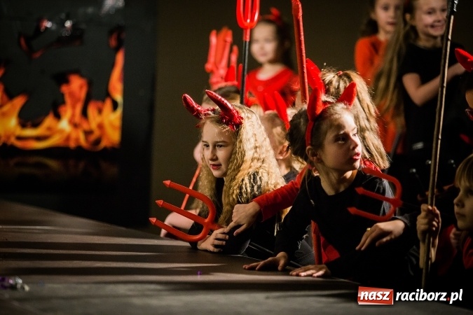 Zdjęcie w galerii na portalu naszraciborz.pl: Radosna Nowina, czyli jasełka i jarmark świąteczny w SP1 wiadomości z regionu