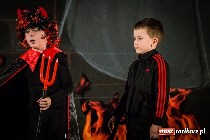 Zdjęcie w galerii na portalu naszraciborz.pl: Radosna Nowina, czyli jasełka i jarmark świąteczny w SP1 wiadomości z regionu