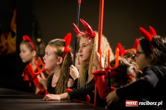 Zdjęcie w galerii na portalu naszraciborz.pl: Radosna Nowina, czyli jasełka i jarmark świąteczny w SP1 wiadomości z regionu