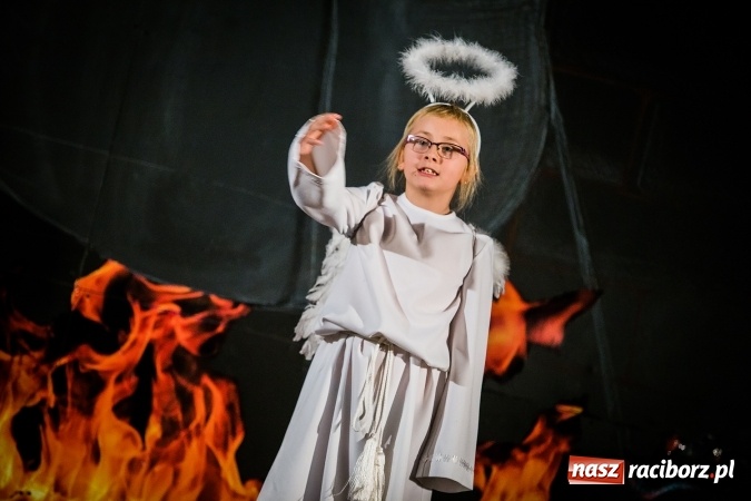 Zdjęcie w galerii na portalu naszraciborz.pl: Radosna Nowina, czyli jasełka i jarmark świąteczny w SP1 wiadomości z regionu