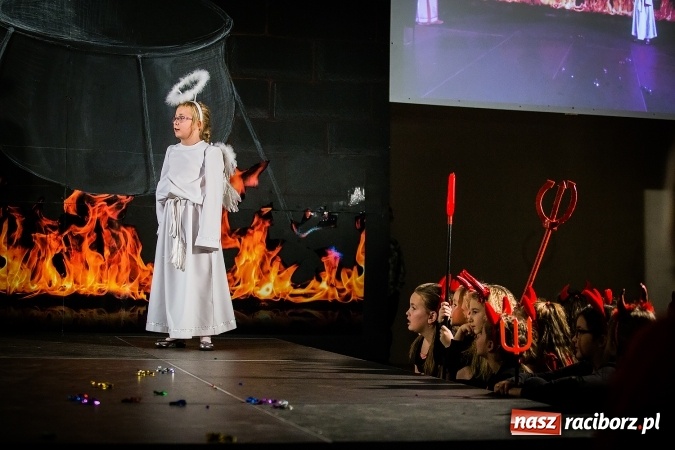 Zdjęcie w galerii na portalu naszraciborz.pl: Radosna Nowina, czyli jasełka i jarmark świąteczny w SP1 wiadomości z regionu