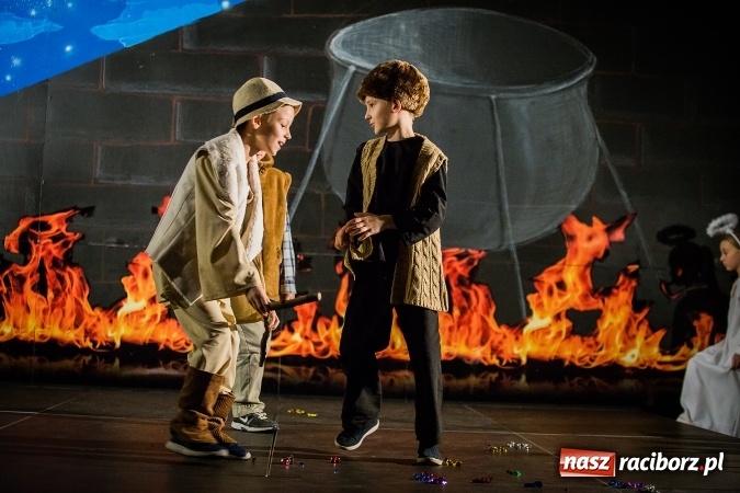 Zdjęcie w galerii na portalu naszraciborz.pl: Radosna Nowina, czyli jasełka i jarmark świąteczny w SP1 wiadomości z regionu