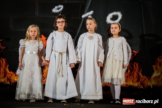 Zdjęcie w galerii na portalu naszraciborz.pl: Radosna Nowina, czyli jasełka i jarmark świąteczny w SP1 wiadomości z regionu