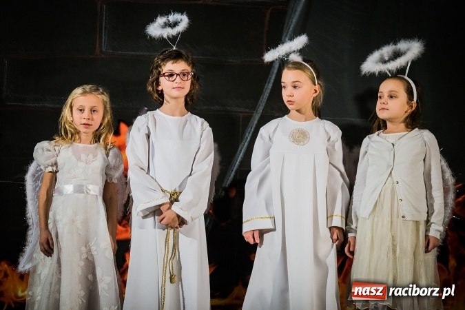 Zdjęcie w galerii na portalu naszraciborz.pl: Radosna Nowina, czyli jasełka i jarmark świąteczny w SP1 wiadomości z regionu