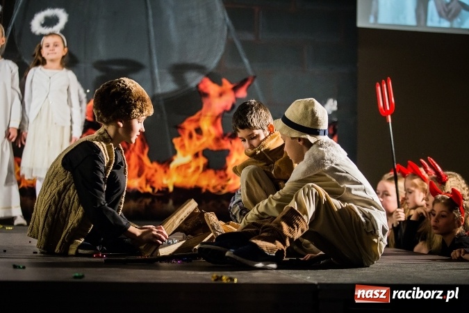 Zdjęcie w galerii na portalu naszraciborz.pl: Radosna Nowina, czyli jasełka i jarmark świąteczny w SP1 wiadomości z regionu