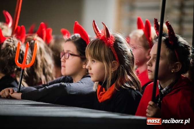 Zdjęcie w galerii na portalu naszraciborz.pl: Radosna Nowina, czyli jasełka i jarmark świąteczny w SP1 wiadomości z regionu