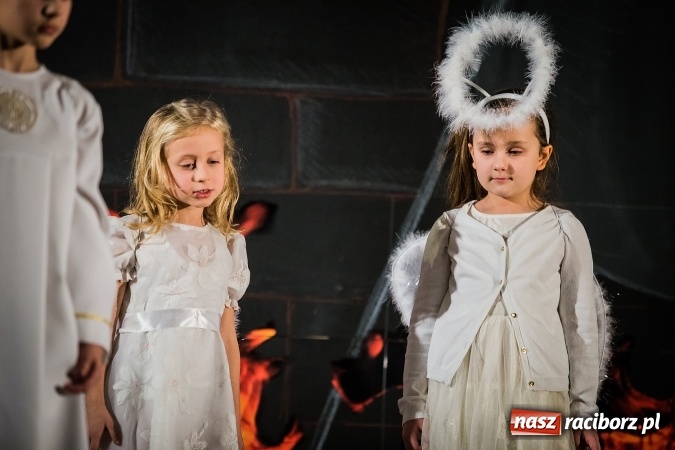 Zdjęcie w galerii na portalu naszraciborz.pl: Radosna Nowina, czyli jasełka i jarmark świąteczny w SP1 wiadomości z regionu