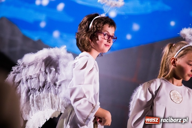 Zdjęcie w galerii na portalu naszraciborz.pl: Radosna Nowina, czyli jasełka i jarmark świąteczny w SP1 wiadomości z regionu