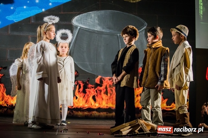 Zdjęcie w galerii na portalu naszraciborz.pl: Radosna Nowina, czyli jasełka i jarmark świąteczny w SP1 wiadomości z regionu