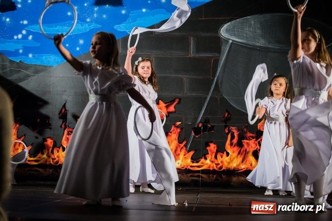 Zdjęcie w galerii na portalu naszraciborz.pl: Radosna Nowina, czyli jasełka i jarmark świąteczny w SP1 wiadomości z regionu