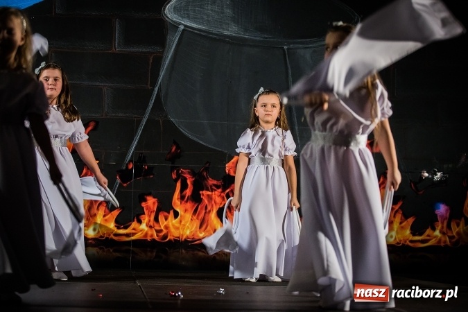Zdjęcie w galerii na portalu naszraciborz.pl: Radosna Nowina, czyli jasełka i jarmark świąteczny w SP1 wiadomości z regionu