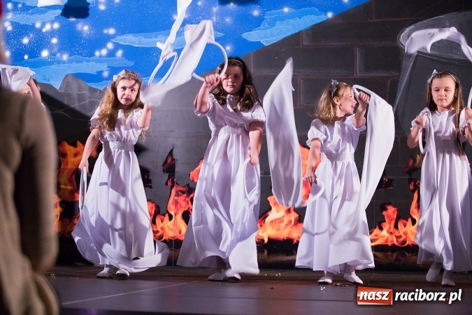 Zdjęcie w galerii na portalu naszraciborz.pl: Radosna Nowina, czyli jasełka i jarmark świąteczny w SP1 wiadomości z regionu