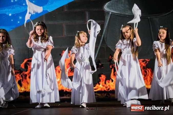 Zdjęcie w galerii na portalu naszraciborz.pl: Radosna Nowina, czyli jasełka i jarmark świąteczny w SP1 wiadomości z regionu