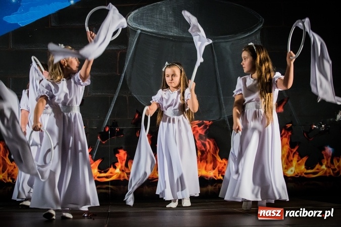 Zdjęcie w galerii na portalu naszraciborz.pl: Radosna Nowina, czyli jasełka i jarmark świąteczny w SP1 wiadomości z regionu