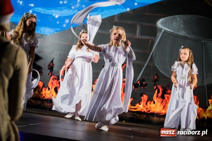 Zdjęcie w galerii na portalu naszraciborz.pl: Radosna Nowina, czyli jasełka i jarmark świąteczny w SP1 wiadomości z regionu