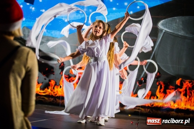 Zdjęcie w galerii na portalu naszraciborz.pl: Radosna Nowina, czyli jasełka i jarmark świąteczny w SP1 wiadomości z regionu