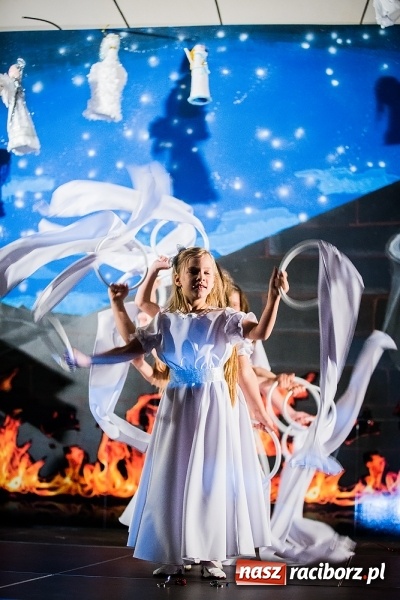 Zdjęcie w galerii na portalu naszraciborz.pl: Radosna Nowina, czyli jasełka i jarmark świąteczny w SP1 wiadomości z regionu