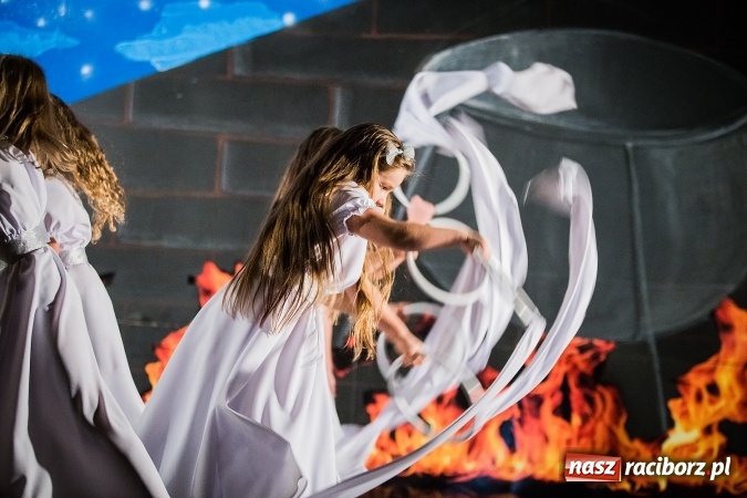 Zdjęcie w galerii na portalu naszraciborz.pl: Radosna Nowina, czyli jasełka i jarmark świąteczny w SP1 wiadomości z regionu