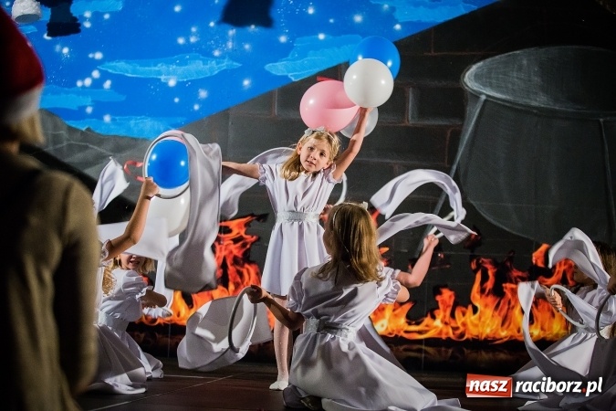 Zdjęcie w galerii na portalu naszraciborz.pl: Radosna Nowina, czyli jasełka i jarmark świąteczny w SP1 wiadomości z regionu