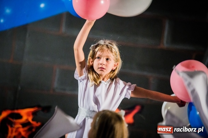 Zdjęcie w galerii na portalu naszraciborz.pl: Radosna Nowina, czyli jasełka i jarmark świąteczny w SP1 wiadomości z regionu