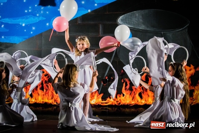 Zdjęcie w galerii na portalu naszraciborz.pl: Radosna Nowina, czyli jasełka i jarmark świąteczny w SP1 wiadomości z regionu