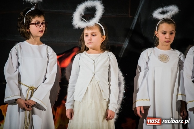 Zdjęcie w galerii na portalu naszraciborz.pl: Radosna Nowina, czyli jasełka i jarmark świąteczny w SP1 wiadomości z regionu
