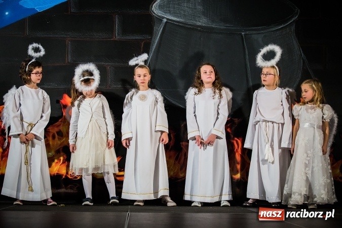 Zdjęcie w galerii na portalu naszraciborz.pl: Radosna Nowina, czyli jasełka i jarmark świąteczny w SP1 wiadomości z regionu