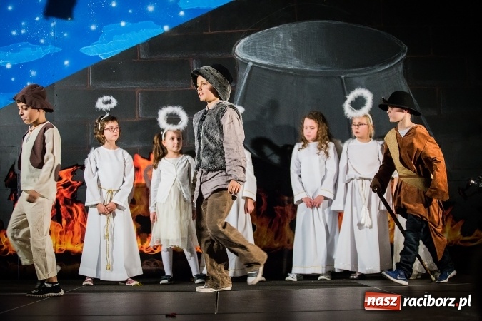 Zdjęcie w galerii na portalu naszraciborz.pl: Radosna Nowina, czyli jasełka i jarmark świąteczny w SP1 wiadomości z regionu