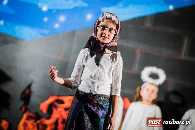 Zdjęcie w galerii na portalu naszraciborz.pl: Radosna Nowina, czyli jasełka i jarmark świąteczny w SP1 wiadomości z regionu