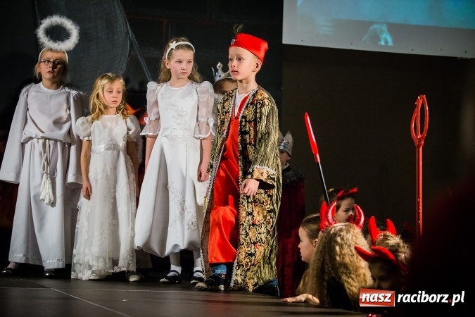 Zdjęcie w galerii na portalu naszraciborz.pl: Radosna Nowina, czyli jasełka i jarmark świąteczny w SP1 wiadomości z regionu