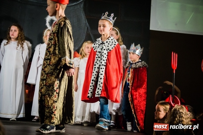 Zdjęcie w galerii na portalu naszraciborz.pl: Radosna Nowina, czyli jasełka i jarmark świąteczny w SP1 wiadomości z regionu