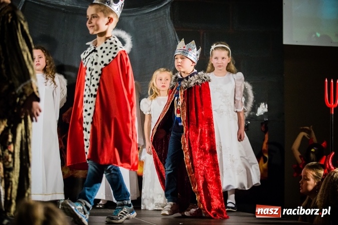Zdjęcie w galerii na portalu naszraciborz.pl: Radosna Nowina, czyli jasełka i jarmark świąteczny w SP1 wiadomości z regionu
