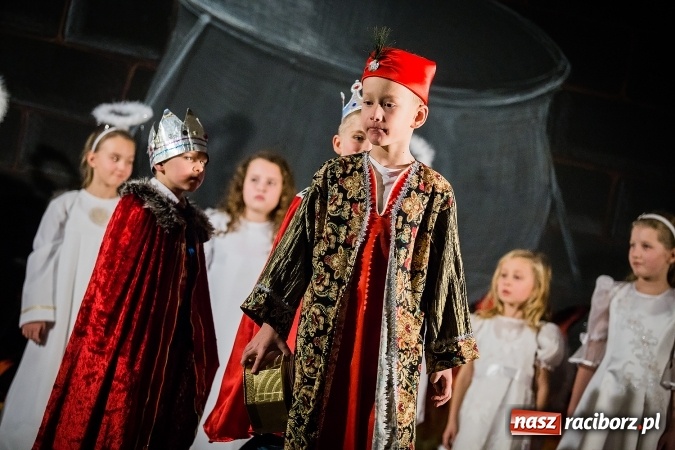 Zdjęcie w galerii na portalu naszraciborz.pl: Radosna Nowina, czyli jasełka i jarmark świąteczny w SP1 wiadomości z regionu