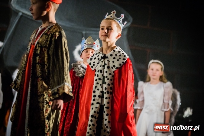 Zdjęcie w galerii na portalu naszraciborz.pl: Radosna Nowina, czyli jasełka i jarmark świąteczny w SP1 wiadomości z regionu