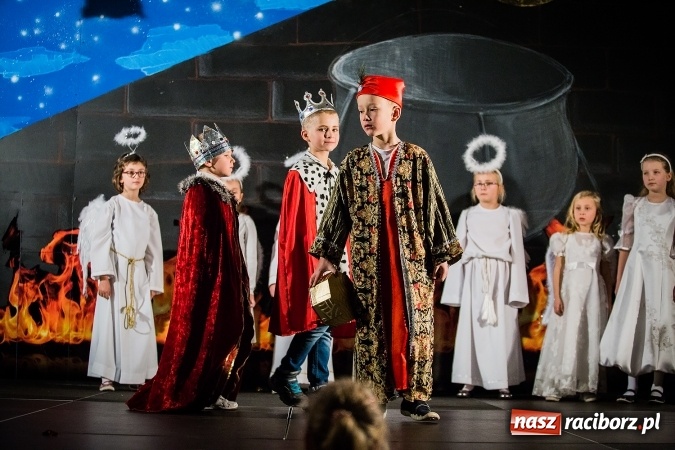Zdjęcie w galerii na portalu naszraciborz.pl: Radosna Nowina, czyli jasełka i jarmark świąteczny w SP1 wiadomości z regionu