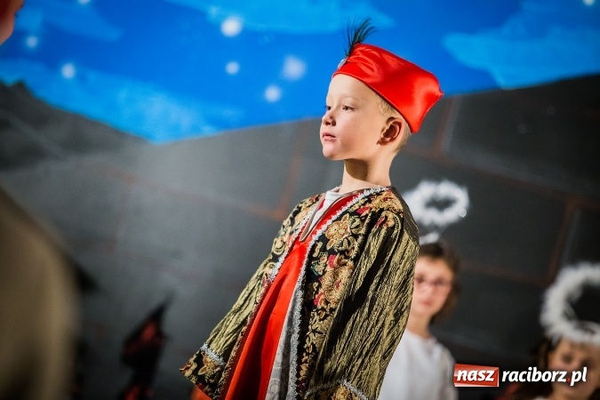 Zdjęcie w galerii na portalu naszraciborz.pl: Radosna Nowina, czyli jasełka i jarmark świąteczny w SP1 wiadomości z regionu