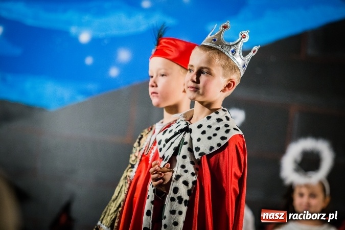Zdjęcie w galerii na portalu naszraciborz.pl: Radosna Nowina, czyli jasełka i jarmark świąteczny w SP1 wiadomości z regionu