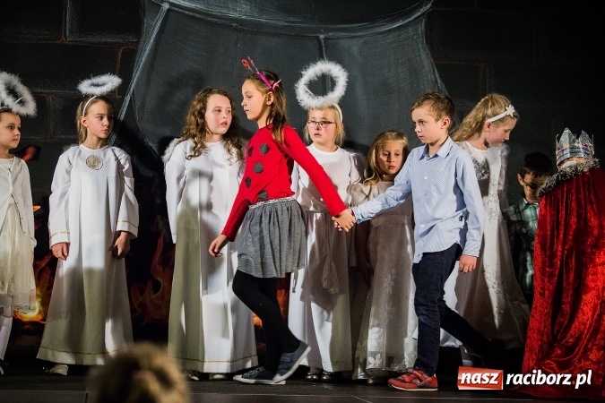 Zdjęcie w galerii na portalu naszraciborz.pl: Radosna Nowina, czyli jasełka i jarmark świąteczny w SP1 wiadomości z regionu