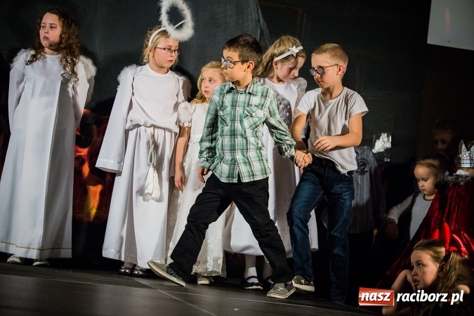 Zdjęcie w galerii na portalu naszraciborz.pl: Radosna Nowina, czyli jasełka i jarmark świąteczny w SP1 wiadomości z regionu