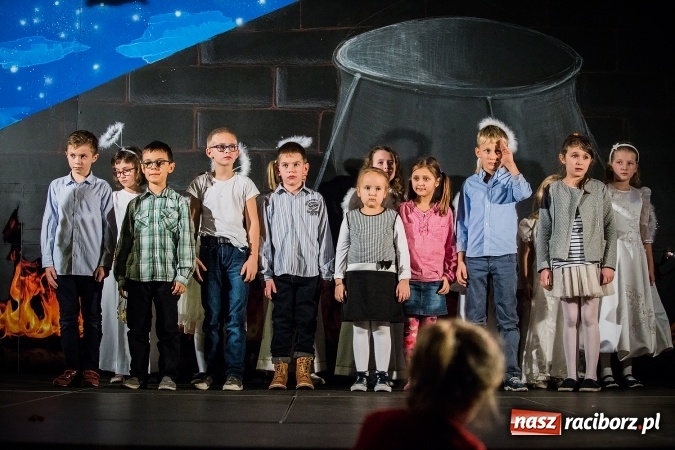 Zdjęcie w galerii na portalu naszraciborz.pl: Radosna Nowina, czyli jasełka i jarmark świąteczny w SP1 wiadomości z regionu