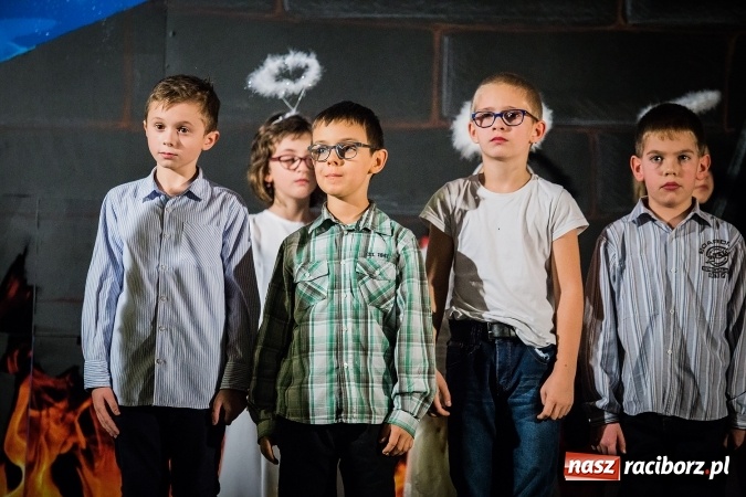 Zdjęcie w galerii na portalu naszraciborz.pl: Radosna Nowina, czyli jasełka i jarmark świąteczny w SP1 wiadomości z regionu