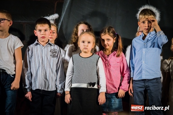 Zdjęcie w galerii na portalu naszraciborz.pl: Radosna Nowina, czyli jasełka i jarmark świąteczny w SP1 wiadomości z regionu