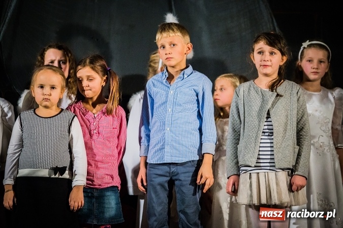 Zdjęcie w galerii na portalu naszraciborz.pl: Radosna Nowina, czyli jasełka i jarmark świąteczny w SP1 wiadomości z regionu