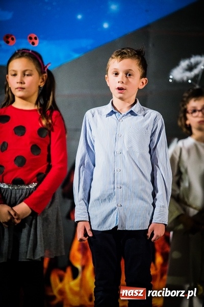 Zdjęcie w galerii na portalu naszraciborz.pl: Radosna Nowina, czyli jasełka i jarmark świąteczny w SP1 wiadomości z regionu