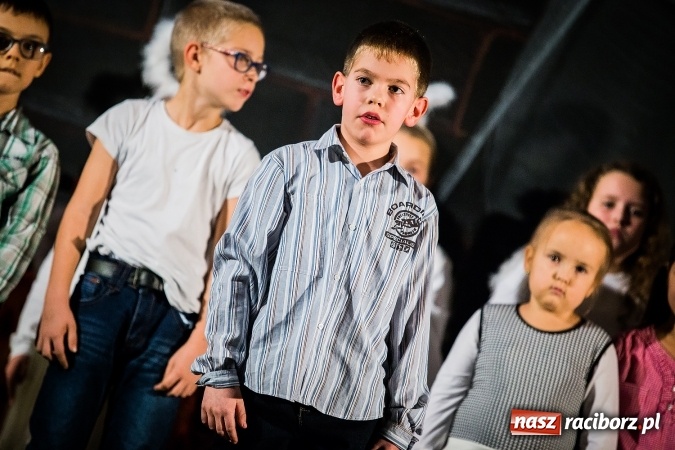 Zdjęcie w galerii na portalu naszraciborz.pl: Radosna Nowina, czyli jasełka i jarmark świąteczny w SP1 wiadomości z regionu