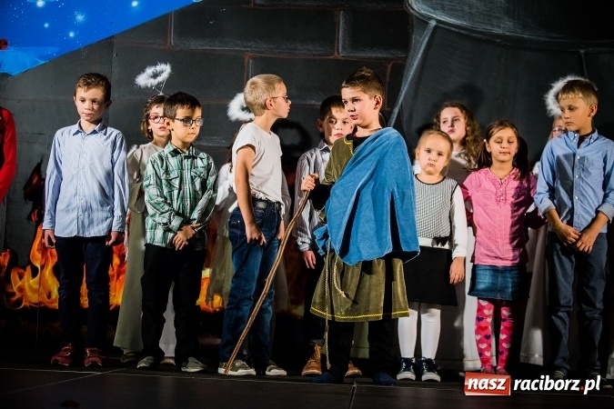 Zdjęcie w galerii na portalu naszraciborz.pl: Radosna Nowina, czyli jasełka i jarmark świąteczny w SP1 wiadomości z regionu