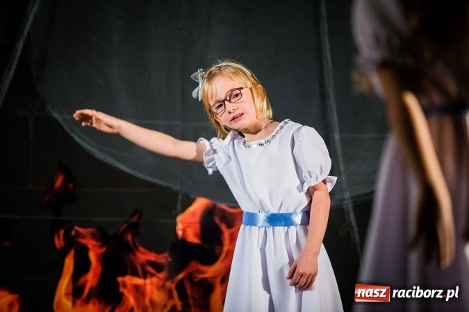 Zdjęcie w galerii na portalu naszraciborz.pl: Radosna Nowina, czyli jasełka i jarmark świąteczny w SP1 wiadomości z regionu